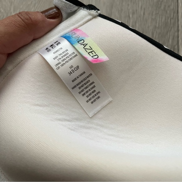 Black and white Halter swim bathing Suit size 34D - Picture 6 of 7